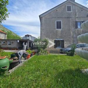 Drivenik – kamena dvojna kuća u centru s velikim potencijalom