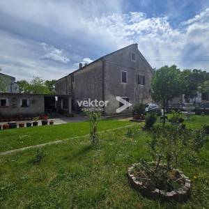 Drivenik – kamena dvojna kuća u centru s velikim potencijalom