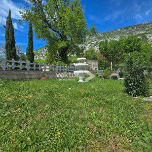 Drivenik – kamena dvojna kuća u centru s velikim potencijalom