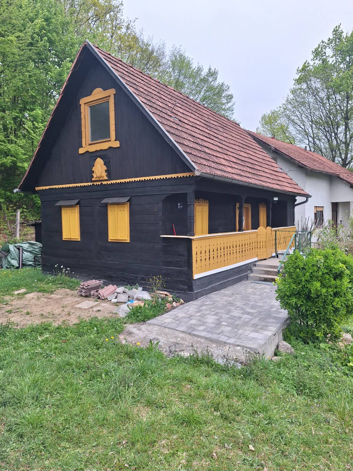 Drvena kuća od hrastovih planjki