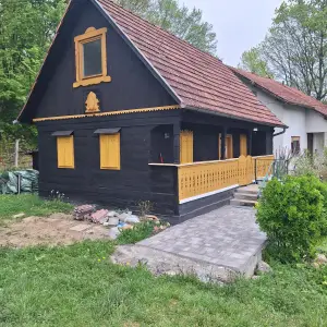 Drvena kuća od hrastovih planjki