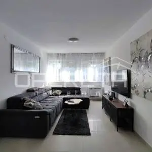 Dvosoban stan 76 m2 na odličnoj lokaciji - Zadar, Voštarnica, 500 m do gradskog 