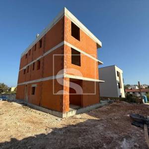 Dvosoban stan, novogradnja, Pješčana uvala - prizemlje s dvorištem