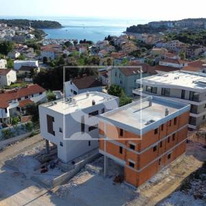 Dvosoban stan, novogradnja, Pješčana uvala - prizemlje s dvorištem