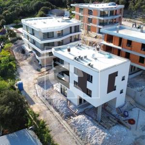 Dvosoban stan, novogradnja, Pješčana uvala - 400m od plaže