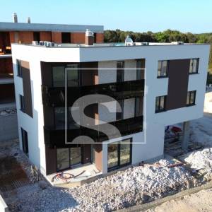 Dvosoban stan, novogradnja, Pješčana uvala - 400m od plaže