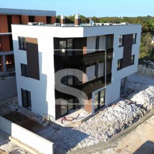 Dvosoban stan, novogradnja, Pješčana uvala - 400m od plaže