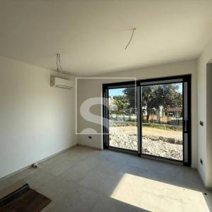 Dvosoban stan, novogradnja, Pješčana uvala - 400m od plaže