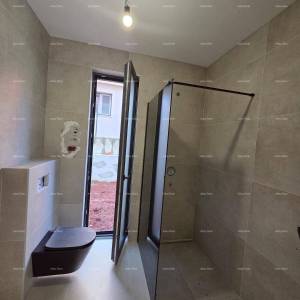 Dvosoban stan s velikim vrtom 100 metara do rive.