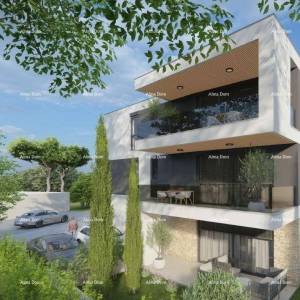 Dvosoban stan s velikim vrtom 100 metara do rive.