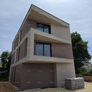 Dvosoban stan s velikim vrtom 100 metara do rive.