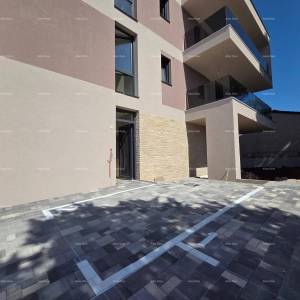 Dvosoban stan s velikim vrtom 100 metara do rive.