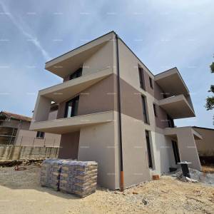 Dvosoban stan s velikim vrtom 100 metara do rive.