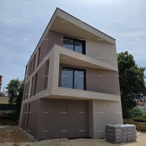 Dvosoban stan s velikim vrtom 100 metara do rive.