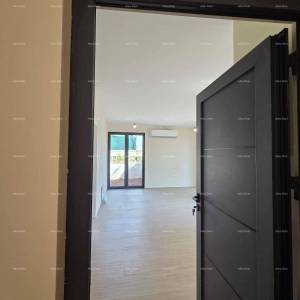 Dvosoban stan s velikim vrtom 100 metara do rive.