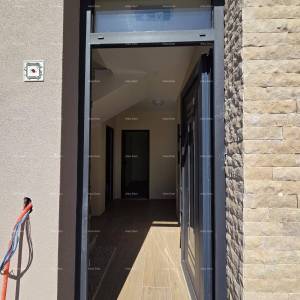 Dvosoban stan s velikim vrtom 100 metara do rive.