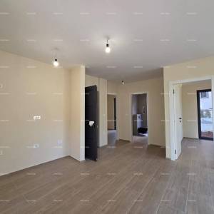 Dvosoban stan s velikim vrtom 100 metara do rive.