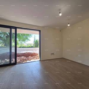 Dvosoban stan s velikim vrtom 100 metara do rive.