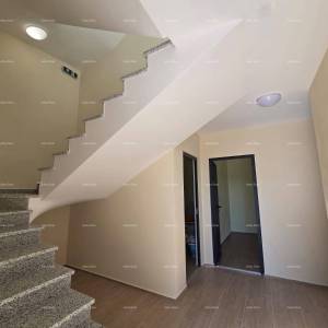 Dvosoban stan s velikim vrtom 100 metara do rive.