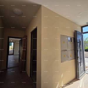 Dvosoban stan s velikim vrtom 100 metara do rive.