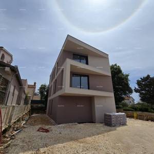 Dvosoban stan s velikim vrtom 100 metara do rive.