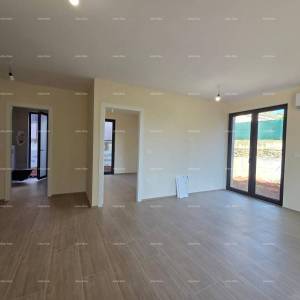 Dvosoban stan s velikim vrtom 100 metara do rive.