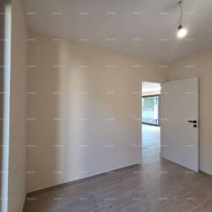 Dvosoban stan s velikim vrtom 100 metara do rive.