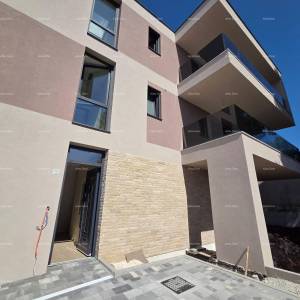 Dvosoban stan s velikim vrtom 100 metara do rive.