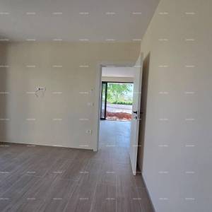 Dvosoban stan s velikim vrtom 100 metara do rive.