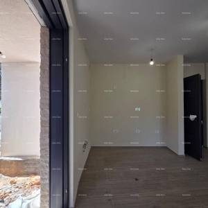 Dvosoban stan s velikim vrtom 100 metara do rive.