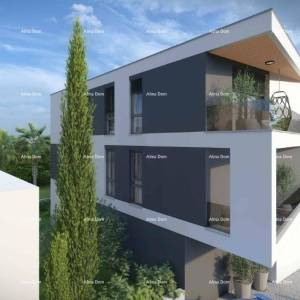 Dvosoban stan s velikim vrtom 100 metara do rive.