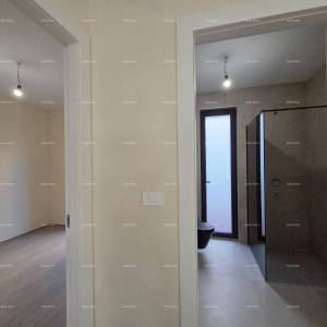 Dvosoban stan s velikim vrtom 100 metara do rive.