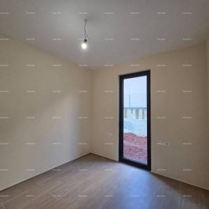 Dvosoban stan s velikim vrtom 100 metara do rive.