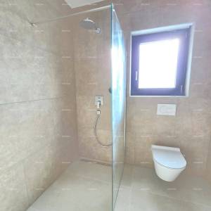 Dvosoban stan s vrtom u blizini mora. MEDULIN.