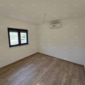 Dvosoban stan s vrtom u blizini mora. MEDULIN.