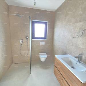 Dvosoban stan s vrtom u blizini mora. MEDULIN.