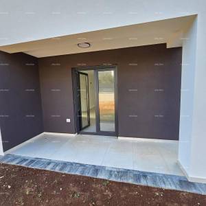 Dvosoban stan s vrtom u blizini mora. MEDULIN.