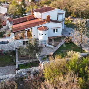 Ekskluzivna kuća u Jadranovu s bazenom, pogledom na more i velikom parcelom