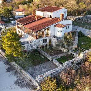 Ekskluzivna kuća u Jadranovu s bazenom, pogledom na more i velikom parcelom