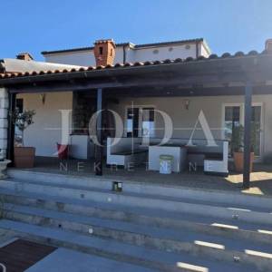 Ekskluzivna kuća u Jadranovu s bazenom, pogledom na more i velikom parcelom