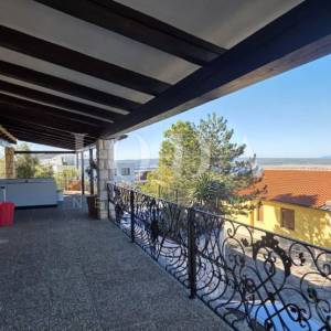 Ekskluzivna kuća u Jadranovu s bazenom, pogledom na more i velikom parcelom