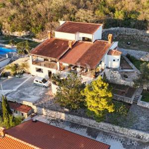 Ekskluzivna kuća u Jadranovu s bazenom, pogledom na more i velikom parcelom