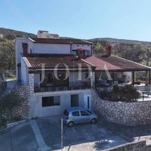 Ekskluzivna kuća u Jadranovu s bazenom, pogledom na more i velikom parcelom