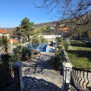 Ekskluzivna kuća u Jadranovu s bazenom, pogledom na more i velikom parcelom