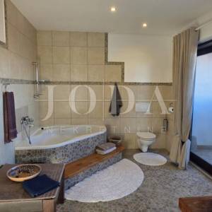 Ekskluzivna kuća u Jadranovu s bazenom, pogledom na more i velikom parcelom