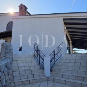 Ekskluzivna kuća u Jadranovu s bazenom, pogledom na more i velikom parcelom