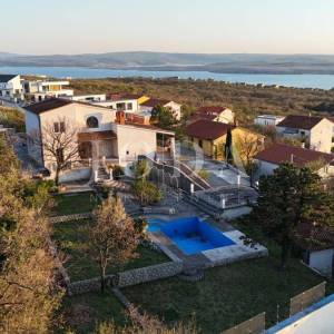 Ekskluzivna kuća u Jadranovu s bazenom, pogledom na more i velikom parcelom