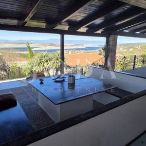 Ekskluzivna kuća u Jadranovu s bazenom, pogledom na more i velikom parcelom