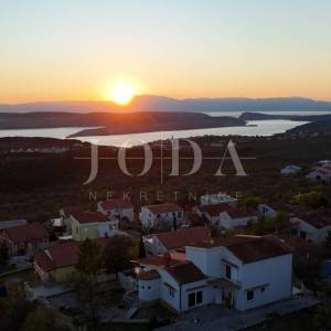 Ekskluzivna kuća u Jadranovu s bazenom, pogledom na more i velikom parcelom