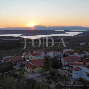 Ekskluzivna kuća u Jadranovu s bazenom, pogledom na more i velikom parcelom